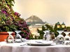 Řecká restaurace s výhledem na město